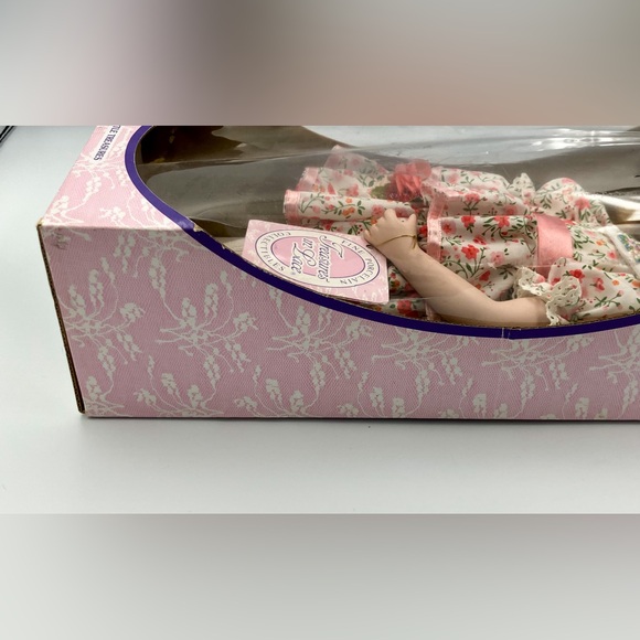 Vintage Treasure In Lace 15" Porcelain Doll Open Box Great Condition - Picture 2 of 13